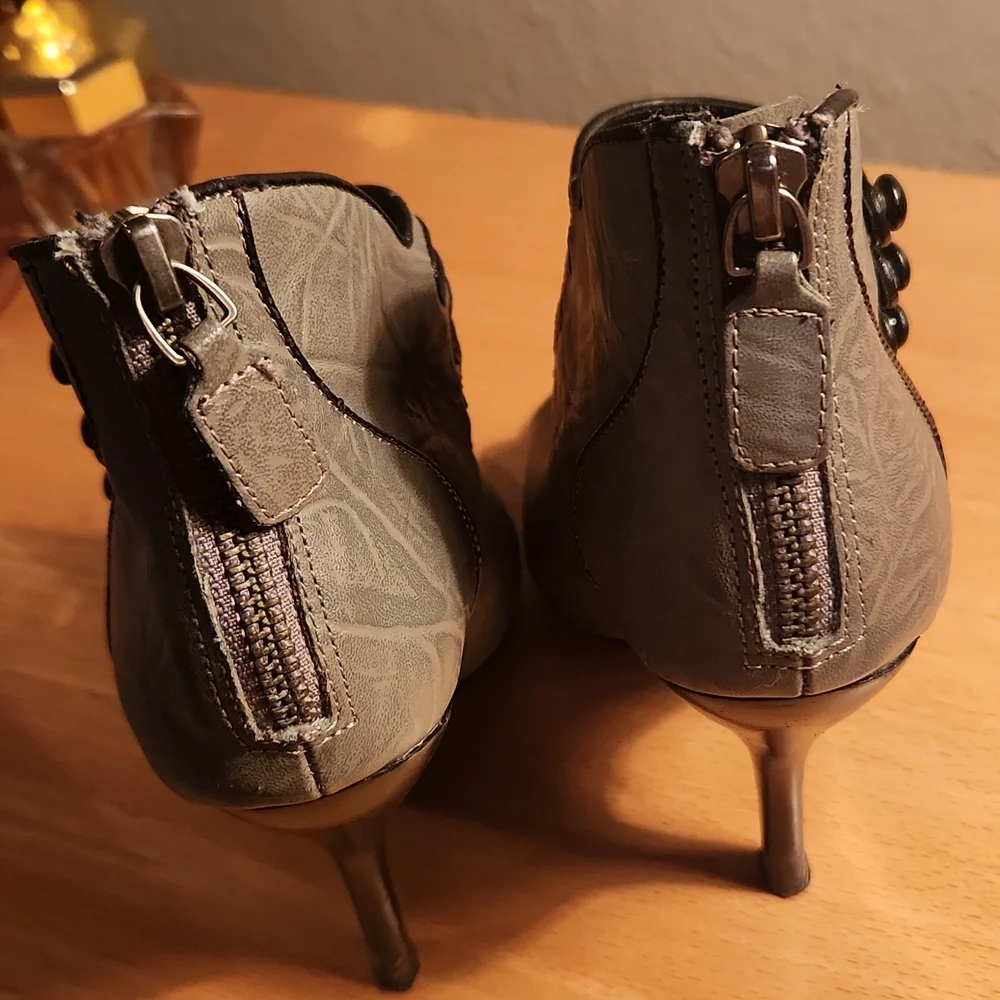 Bakers Chleo heel gray Sz 6 b